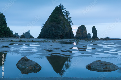 Принти на полотні Sea stacks and reflections on sandy beach