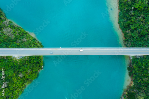 海の上に伸びる橋
