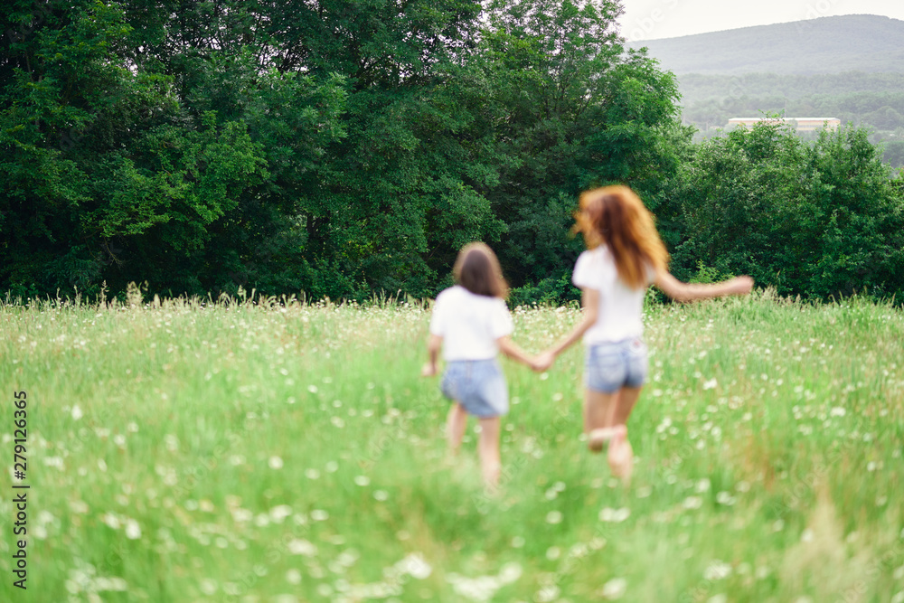 Obraz premium mother and daughter in the park