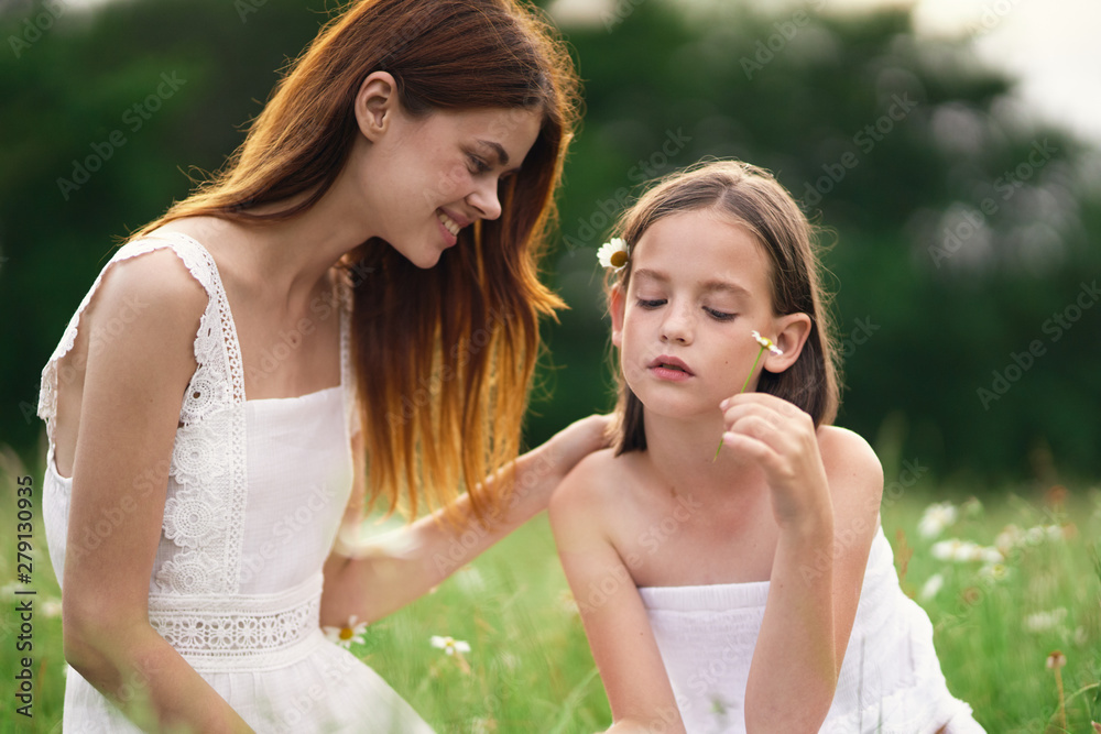 Naklejka premium mother and daughter in the park