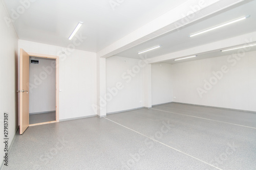 Light white empty office room with bright lighting © Nicolas Gregor