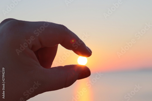 the sunset is between my fingers