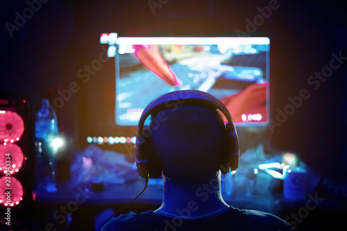 Fotografie Shot of the Beautiful Pro Gamer Girl Playing in First-Person Shooter Online Video Game on Her Personal Computer