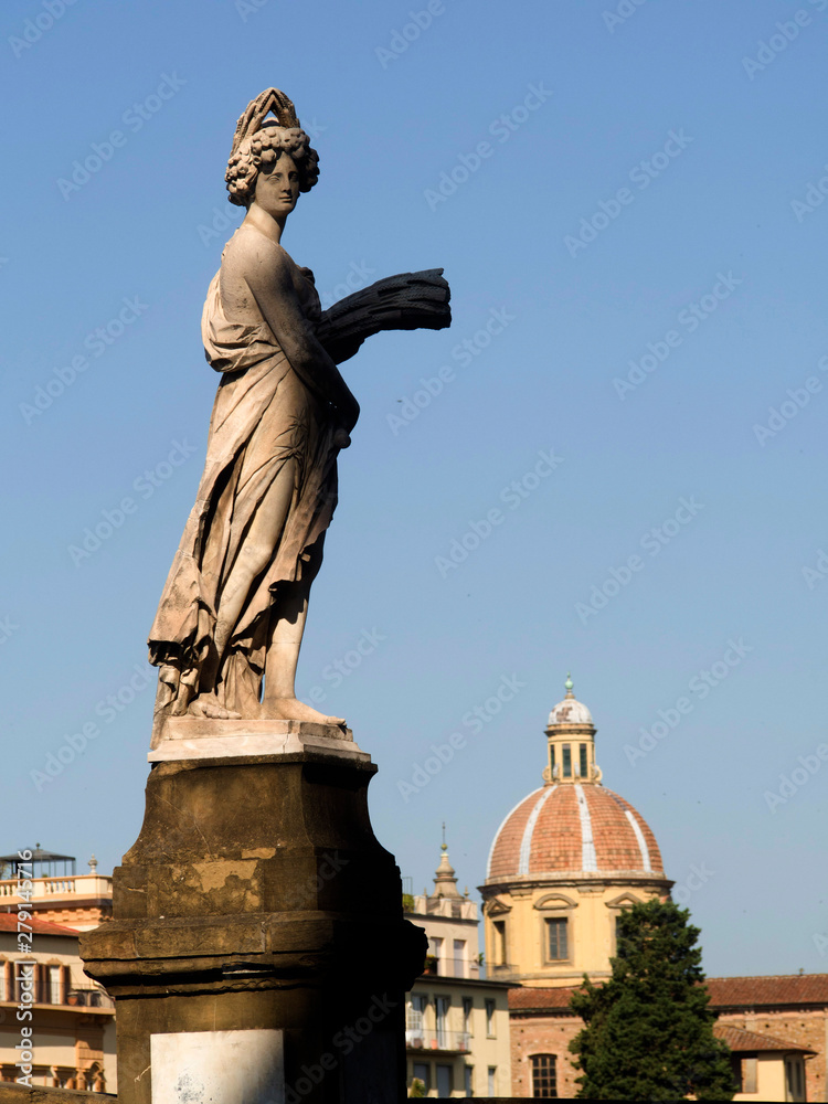 Italia, Toscana, Firenze. Statua del ponte Santa Trinita.