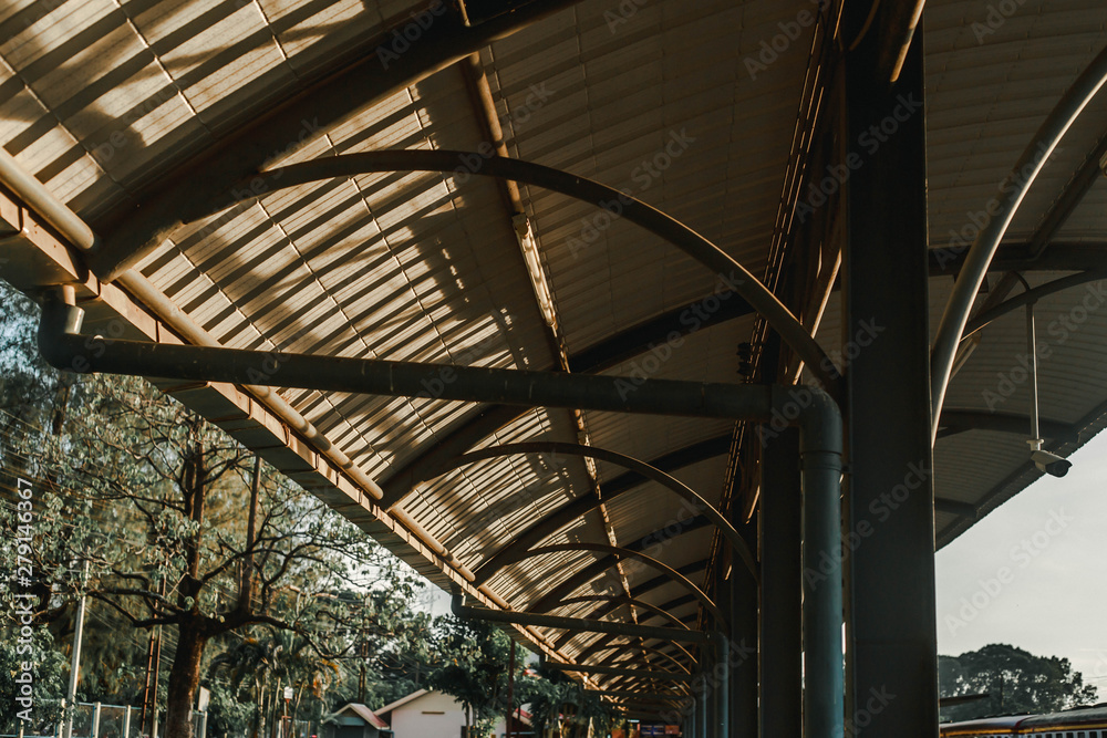 Obraz premium Rainy atmosphere of the train station