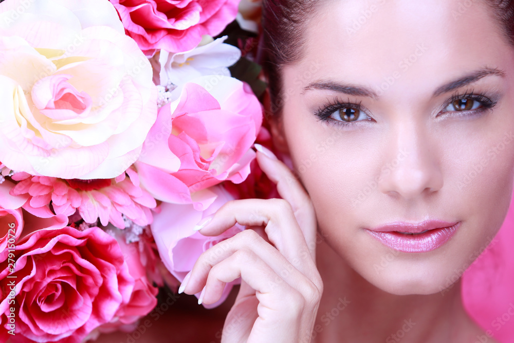 Portrait d'une jeune femme au milieu de roses Portrait d'une jeune femme au milieu de roses