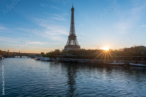 Le soleil se lève sur la Seine © Vincent