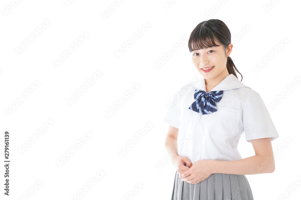 笑顔の若い制服姿の女子学生