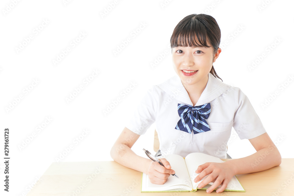 笑顔の若い制服姿の女子学生