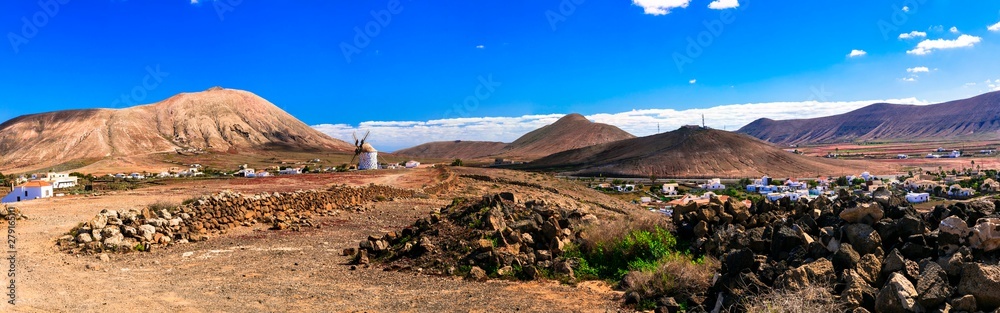 Magic desrted landscapes of volcanic Fuerteventura island, Canary islands of Spain - obrazy, fototapety, plakaty 