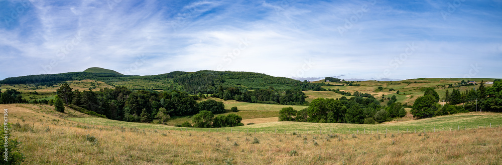 vue panoramique de la campagne auvergnate