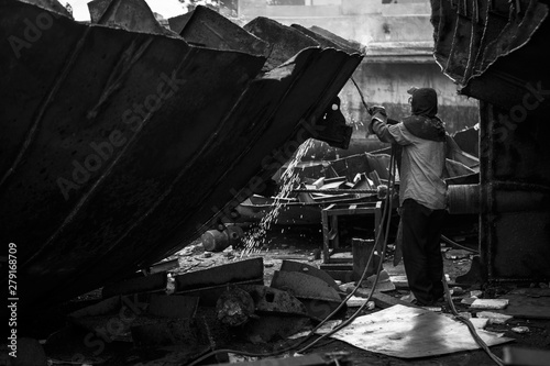 Фотография Zhuhai/China – April, 23rd 2017: Shipbreaking Yard in Zhuhai, worker dismantling