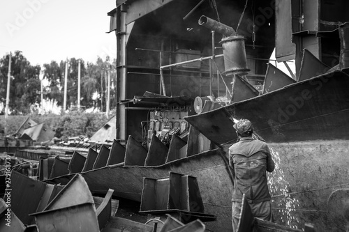 Fotografie Zhuhai/China – April, 23rd 2017: Shipbreaking Yard in Zhuhai, worker dismantling