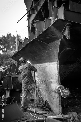 Foto Zhuhai/China – April, 23rd 2017: Shipbreaking Yard in Zhuhai, worker dismantling