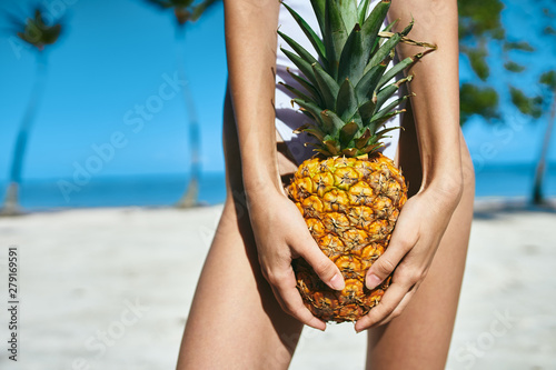 pineapple in the hand © SHOTPRIME STUDIO