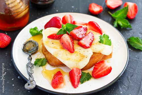 toast with grilled mozzarella, fresh strawberries and honey. Useful zavstrak.