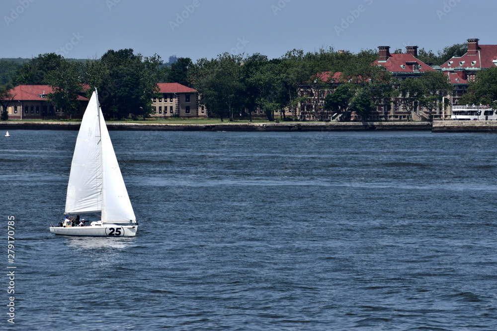 Obraz premium Łódź na morzu