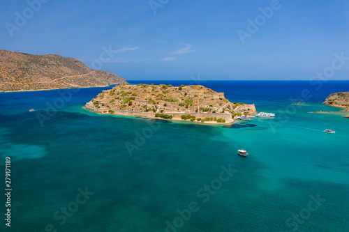 Widok z lotu ptaka drone ruiny starożytnej weneckiej fortecy na wyspie Spinalonga na greckiej wyspie Krecie