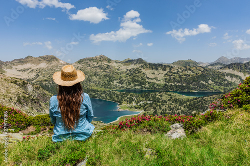 Frau mit Strohhut im Naturreservat Néouvielle in den Pyrenäen