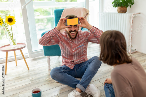 Foto Couple playing a word guessing game