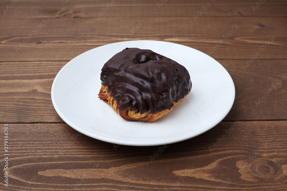 お皿にのせた パン オショコラ チョコレート クロワッサン テーブル お皿にのせた パン オショコラ チョコレート クロワッサン テーブル