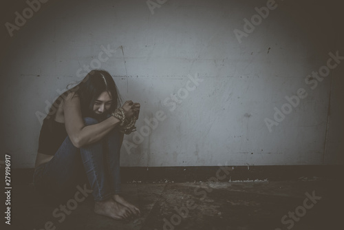 Fotografia, Obraz Asian hostage woman Bound with rope at night scene,The thieves kidnapped for ran