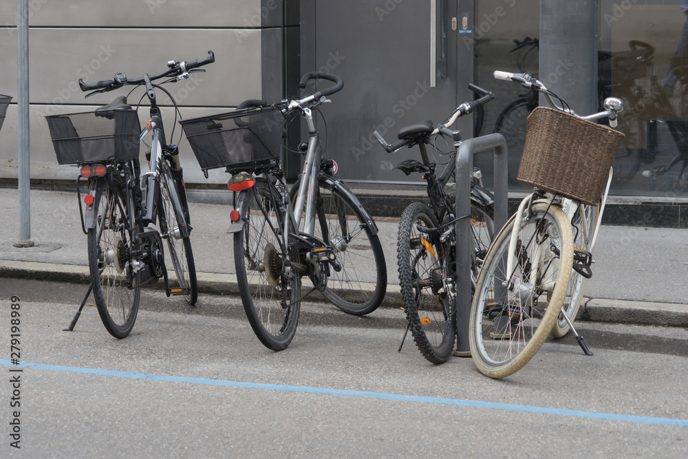 Fahrräder mit Körben in der Stadt