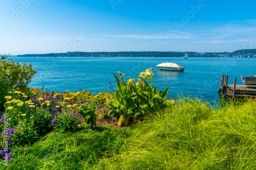 Urlaub Sommerzeit am schönen Bodensee mit Blumen photo