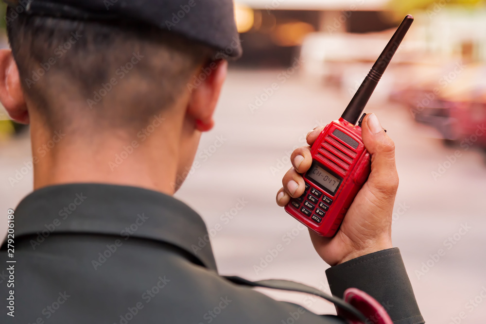 Security guard uses radio communication for facilitate traffic. Traffic  Officers use walkie talkie to maintain order in the parking lot in  Thailand. Stock-foto | Adobe Stock