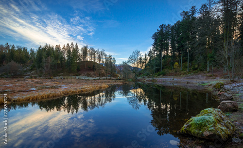 Fototapeta Naklejka Na Ścianę i Meble -  Nonnenmattweiher im Schwarzwald beim Sonnenaufgang und Spiegelung im stillen Wasser im Herbst