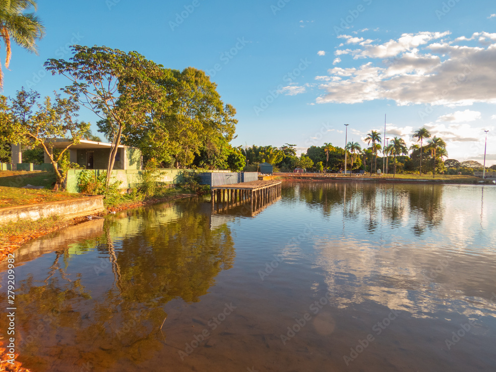 Lago parque urbano de Brasília