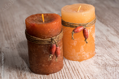 Foto Romantic and scented candles on old wooden background