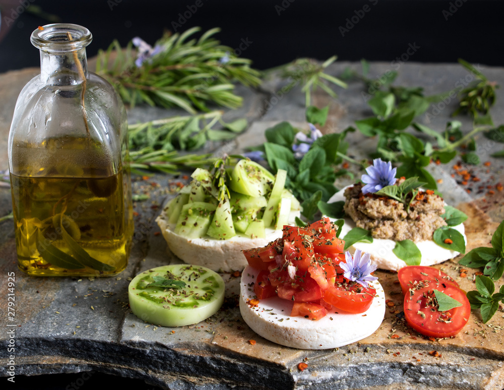 drei scheiben weichkäse mit tomaten und pesto belegt, mit verschiedenen