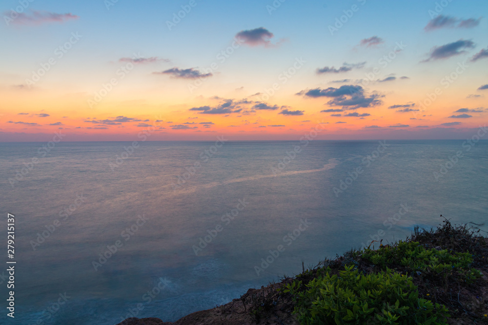 Fototapeta premium View of the Sunset over the sea and the Horizon