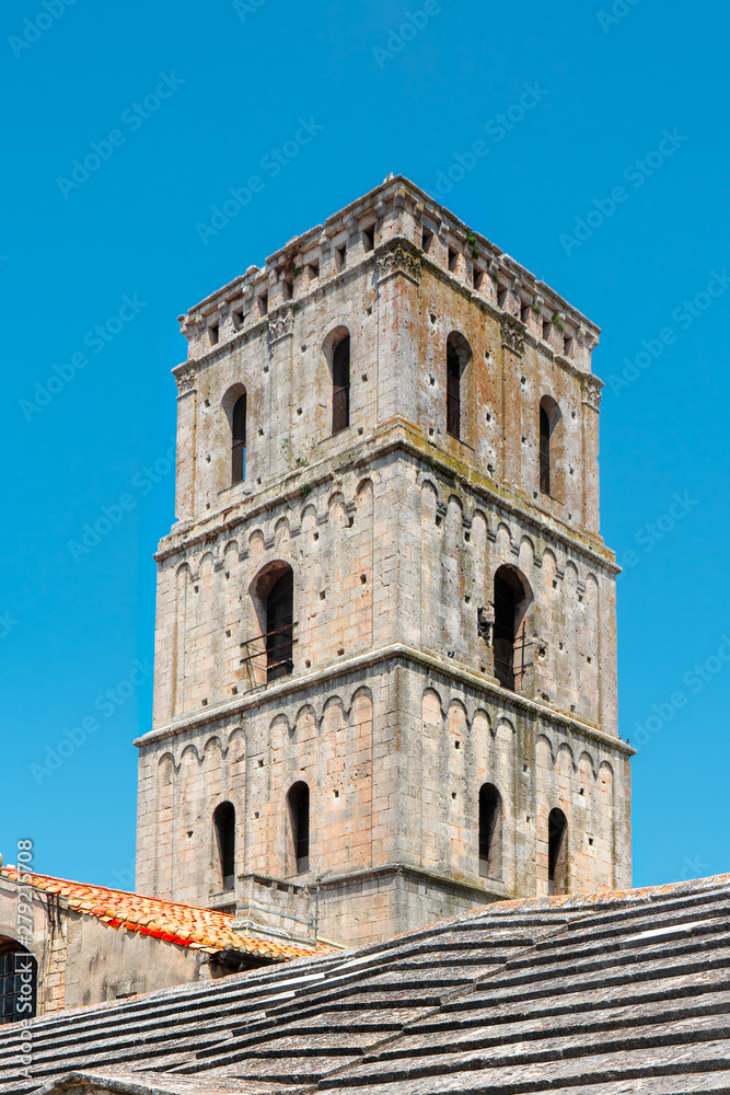 Torre de campanario de Iglesia, Arlès, Francia