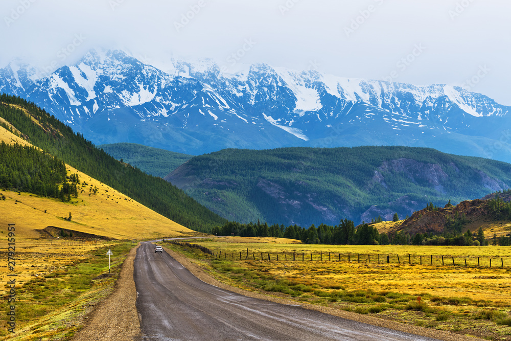 Naklejka premium Road going to the kurai steppe. mountain Altai