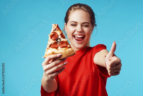 Fotografia young man eating pizza