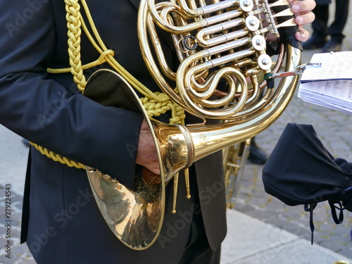 Musicista con la mano nella tromba in ottone photo