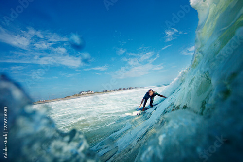 Fotografia Woman surfing in sea