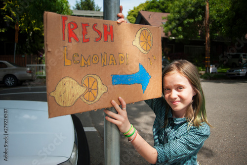 Obraz na płótnie Girl (10-11) with Lemonade Stand Sign