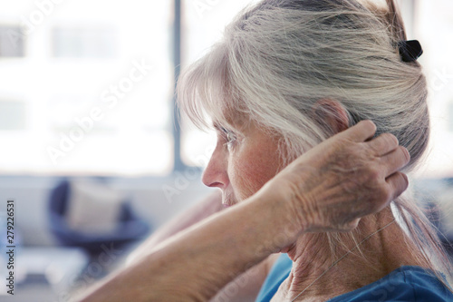 Foto Senior woman with hand in hair