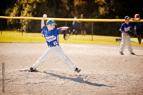 Obraz na płótnie Player throwing ball in field