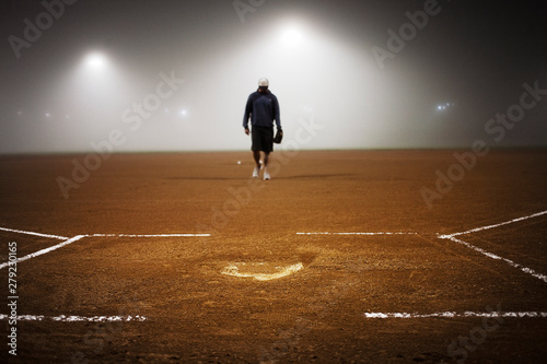 Cuadro en lienzo Man standing in baseball field