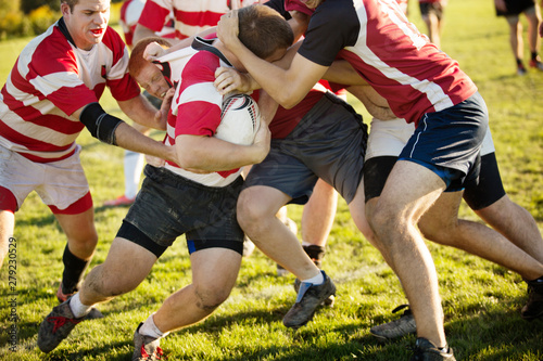 Fotografi Rugby team tackling player