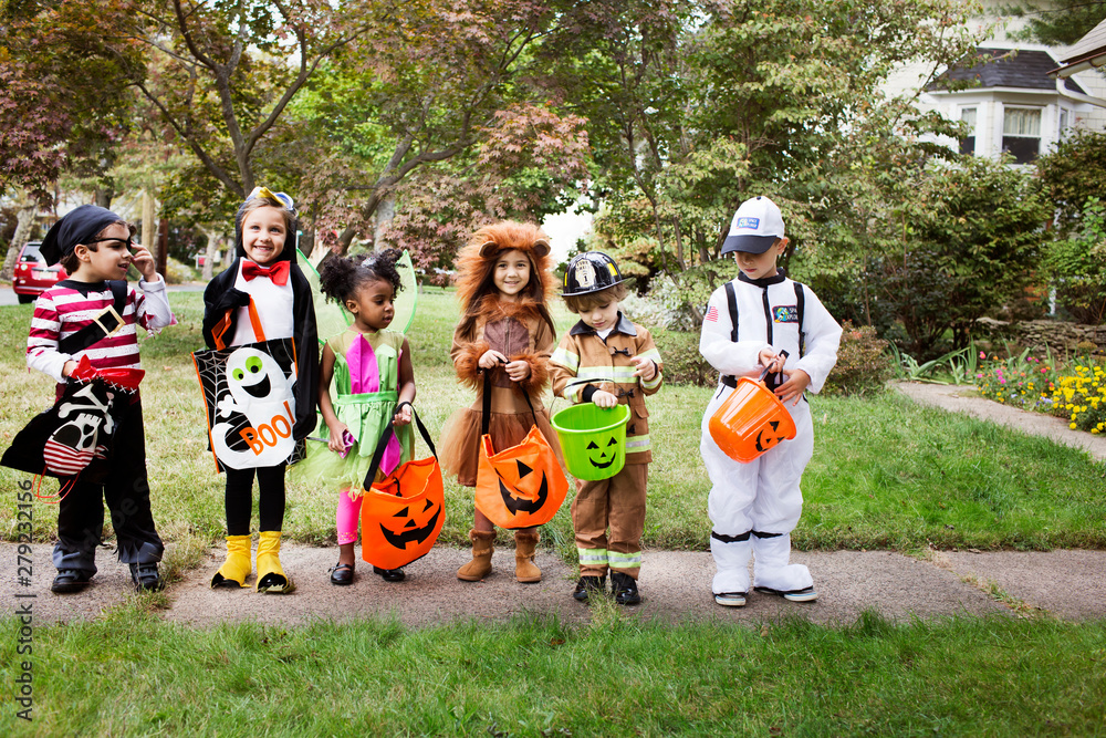 Obraz premium Portrait of children (2-3, 4-5) wearing costumes on halloween