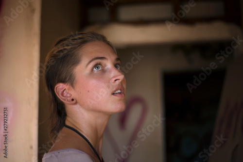 Slika na platnu Portrait of woman looking up