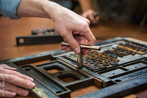 Fotografi Close-up of man working with letterpress