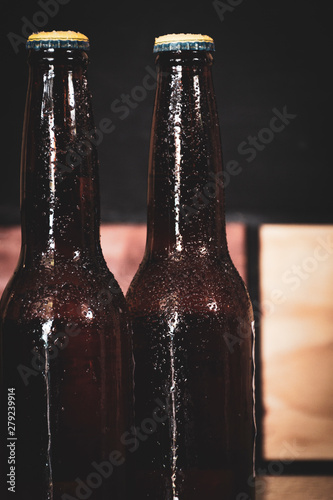 Par de cervezas muy frías en botella de vidrio marrón, en un bar vintage