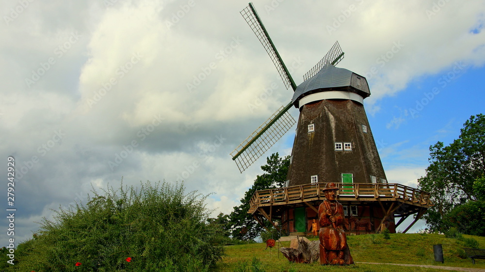 malerische Windmühle in Röbel steht auf grünem Hügel