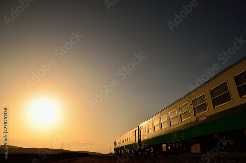 夕陽に向う列車 © Orange Cat